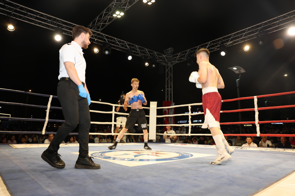 Erenler Belediyesi ile Akburak Spor Kulübü iş birliğinde düzenlenen Malazgirt Zaferi Profesyonel Boks Gecesi ve Akif Yener Konseri, vatandaşların yoğun katılımıyla Erenler Belediyesi bahçesinde gerçekleştirildi.
