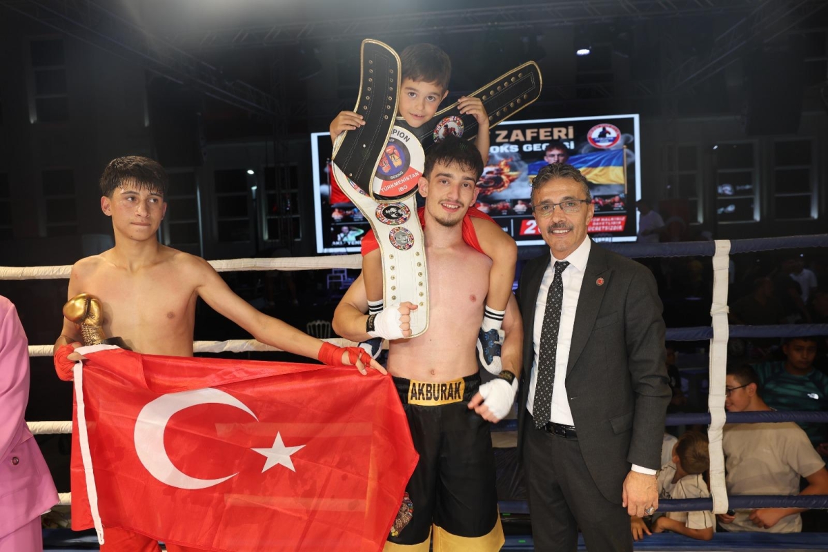 Erenler Belediyesi ile Akburak Spor Kulübü iş birliğinde düzenlenen Malazgirt Zaferi Profesyonel Boks Gecesi ve Akif Yener Konseri, vatandaşların yoğun katılımıyla Erenler Belediyesi bahçesinde gerçekleştirildi.