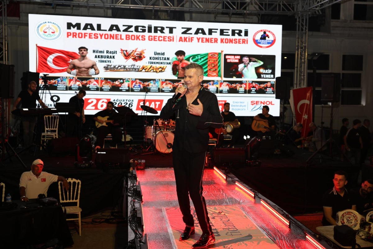 Erenler Belediyesi ile Akburak Spor Kulübü iş birliğinde düzenlenen Malazgirt Zaferi Profesyonel Boks Gecesi ve Akif Yener Konseri, vatandaşların yoğun katılımıyla Erenler Belediyesi bahçesinde gerçekleştirildi.