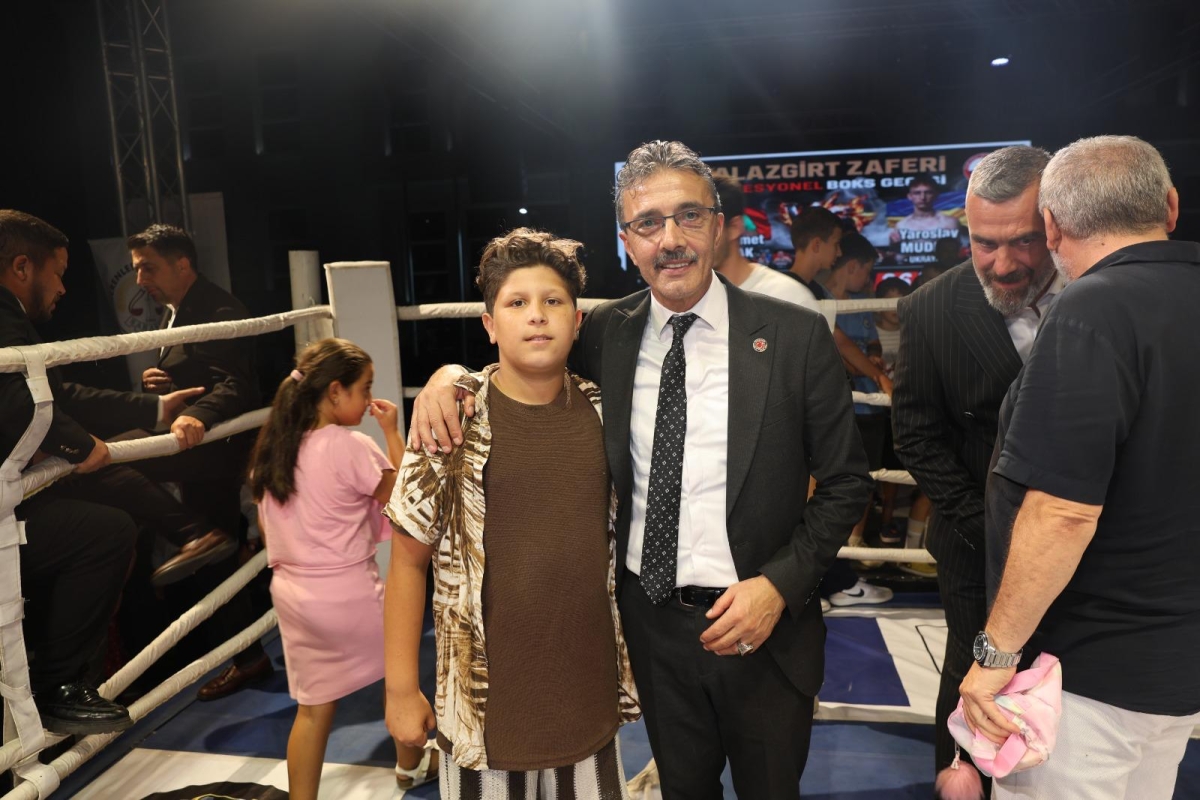Erenler Belediyesi ile Akburak Spor Kulübü iş birliğinde düzenlenen Malazgirt Zaferi Profesyonel Boks Gecesi ve Akif Yener Konseri, vatandaşların yoğun katılımıyla Erenler Belediyesi bahçesinde gerçekleştirildi.