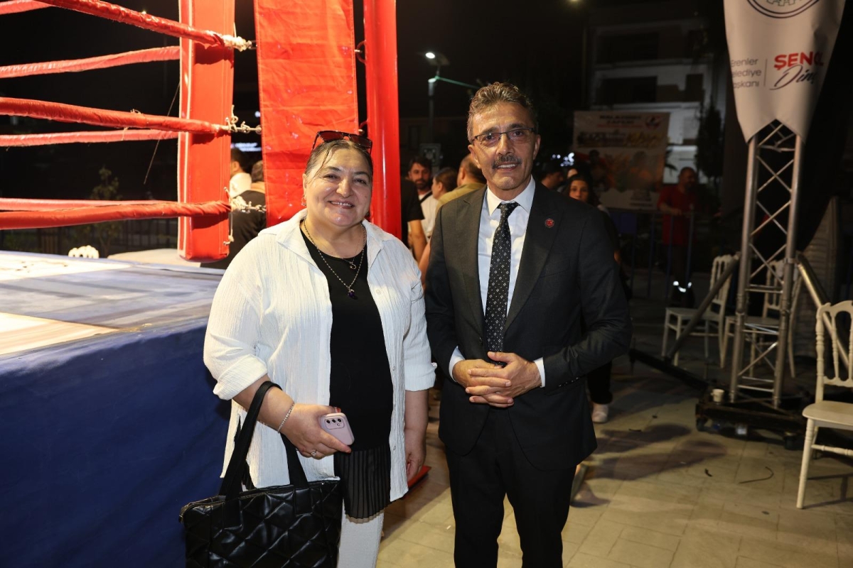 Erenler Belediyesi ile Akburak Spor Kulübü iş birliğinde düzenlenen Malazgirt Zaferi Profesyonel Boks Gecesi ve Akif Yener Konseri, vatandaşların yoğun katılımıyla Erenler Belediyesi bahçesinde gerçekleştirildi.