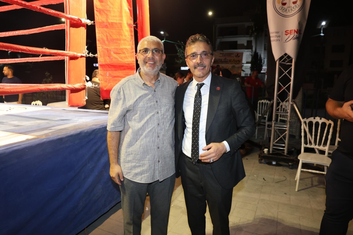 Erenler Belediyesi ile Akburak Spor Kulübü iş birliğinde düzenlenen Malazgirt Zaferi Profesyonel Boks Gecesi ve Akif Yener Konseri, vatandaşların yoğun katılımıyla Erenler Belediyesi bahçesinde gerçekleştirildi.