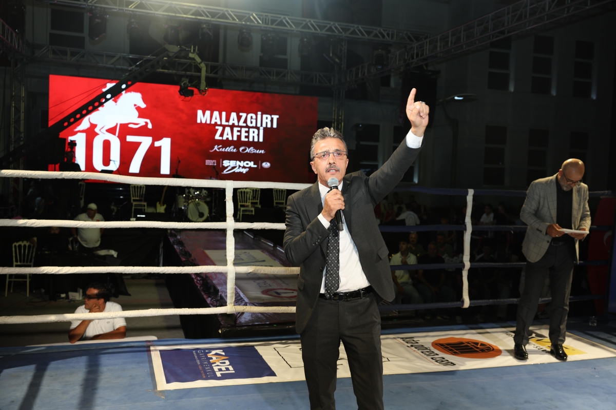 Erenler Belediyesi ile Akburak Spor Kulübü iş birliğinde düzenlenen Malazgirt Zaferi Profesyonel Boks Gecesi ve Akif Yener Konseri, vatandaşların yoğun katılımıyla Erenler Belediyesi bahçesinde gerçekleştirildi.