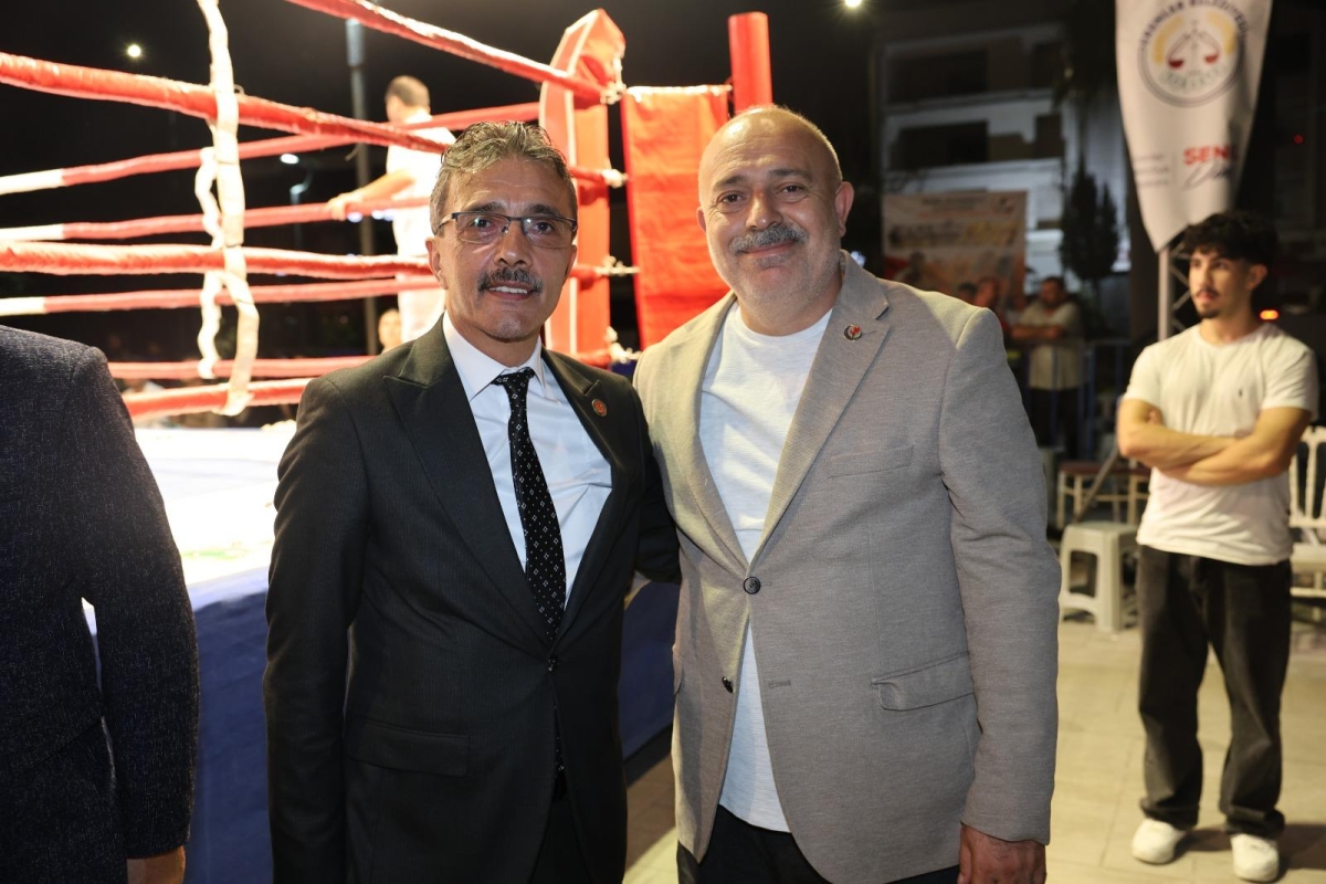 Erenler Belediyesi ile Akburak Spor Kulübü iş birliğinde düzenlenen Malazgirt Zaferi Profesyonel Boks Gecesi ve Akif Yener Konseri, vatandaşların yoğun katılımıyla Erenler Belediyesi bahçesinde gerçekleştirildi.