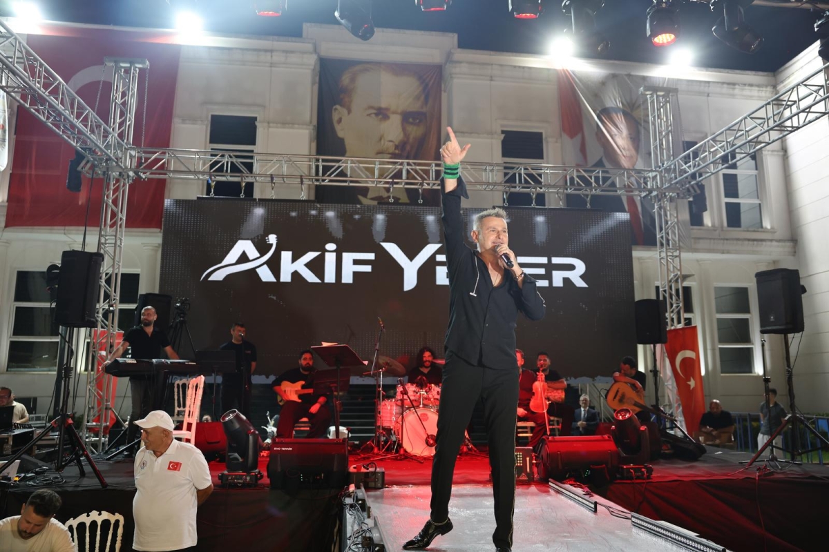 Erenler Belediyesi ile Akburak Spor Kulübü iş birliğinde düzenlenen Malazgirt Zaferi Profesyonel Boks Gecesi ve Akif Yener Konseri, vatandaşların yoğun katılımıyla Erenler Belediyesi bahçesinde gerçekleştirildi.