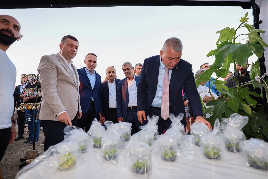 Serdivan Belediyesi tarafından bu yıl ikincisi düzenlenen geleneksel Serdivan İncir Festivali, Kırantepe'de (Paraşüt Tepe) görkemli bir törenle başladı. 4-5-6 Eylül tarihleri arasında müzik, eğlence ve kültürel buluşmalar..