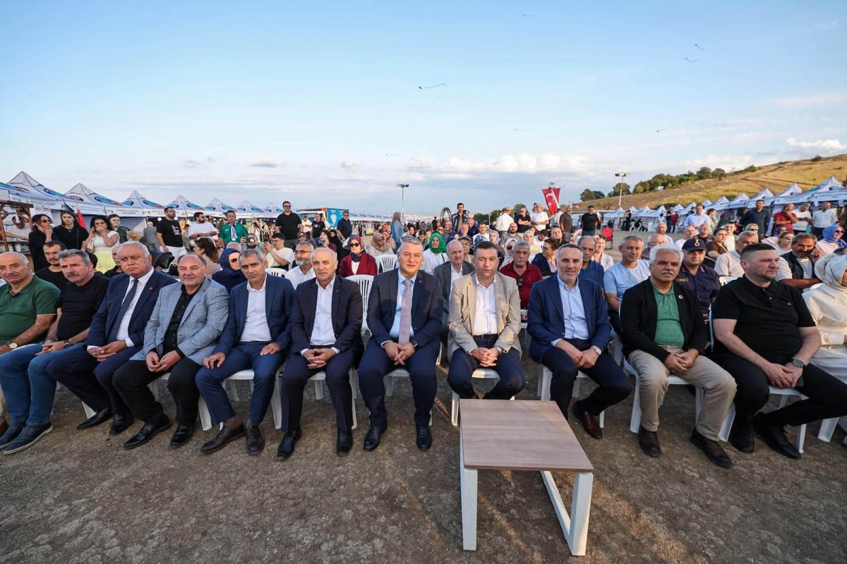 Serdivan Belediyesi tarafından bu yıl ikincisi düzenlenen geleneksel Serdivan İncir Festivali, Kırantepe'de (Paraşüt Tepe) görkemli bir törenle başladı. 4-5-6 Eylül tarihleri arasında müzik, eğlence ve kültürel buluşmalar..