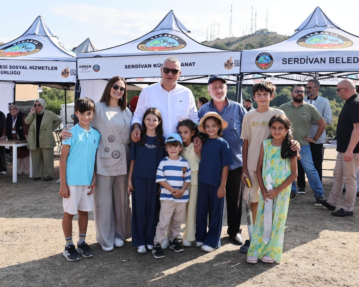 Serdivan Belediyesi tarafından bu yıl ikincisi düzenlenen geleneksel Serdivan İncir Festivali, Kırantepe'de (Paraşüt Tepe) görkemli bir törenle başladı. 4-5-6 Eylül tarihleri arasında müzik, eğlence ve kültürel buluşmalar..