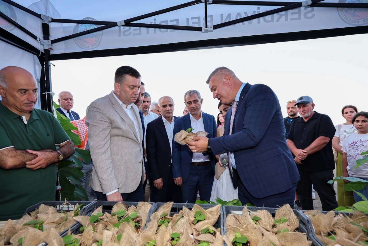 Serdivan Belediyesi tarafından bu yıl ikincisi düzenlenen geleneksel Serdivan İncir Festivali, Kırantepe'de (Paraşüt Tepe) görkemli bir törenle başladı. 4-5-6 Eylül tarihleri arasında müzik, eğlence ve kültürel buluşmalar..