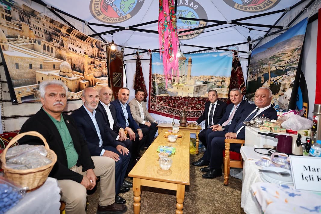 Serdivan Belediyesi tarafından bu yıl ikincisi düzenlenen geleneksel Serdivan İncir Festivali, Kırantepe'de (Paraşüt Tepe) görkemli bir törenle başladı. 4-5-6 Eylül tarihleri arasında müzik, eğlence ve kültürel buluşmalar..