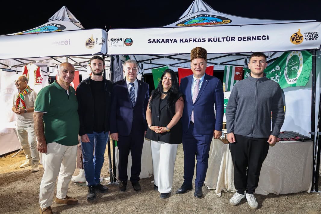 Serdivan Belediyesi tarafından bu yıl ikincisi düzenlenen geleneksel Serdivan İncir Festivali, Kırantepe'de (Paraşüt Tepe) görkemli bir törenle başladı. 4-5-6 Eylül tarihleri arasında müzik, eğlence ve kültürel buluşmalar..