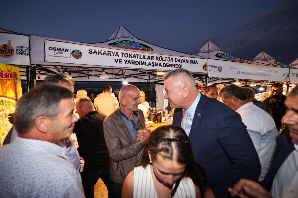 Serdivan Belediyesi tarafından bu yıl ikincisi düzenlenen geleneksel Serdivan İncir Festivali, Kırantepe'de (Paraşüt Tepe) görkemli bir törenle başladı. 4-5-6 Eylül tarihleri arasında müzik, eğlence ve kültürel buluşmalar..