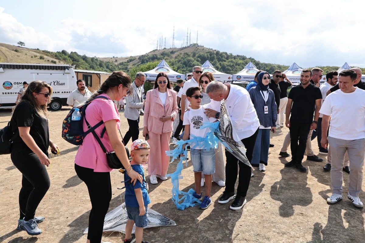 Serdivan Belediyesi tarafından bu yıl ikincisi düzenlenen geleneksel Serdivan İncir Festivali, Kırantepe'de (Paraşüt Tepe) görkemli bir törenle başladı. 4-5-6 Eylül tarihleri arasında müzik, eğlence ve kültürel buluşmalar..