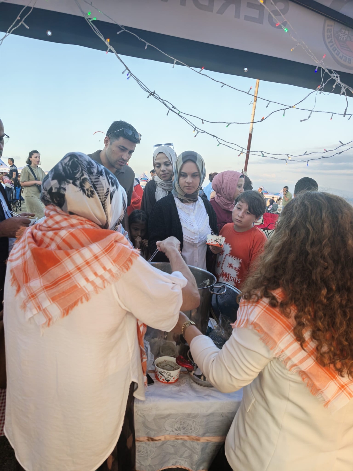 Serdivan Belediyesi tarafından bu yıl ikincisi düzenlenen geleneksel Serdivan İncir Festivali, Kırantepe'de (Paraşüt Tepe) görkemli bir törenle başladı. 4-5-6 Eylül tarihleri arasında müzik, eğlence ve kültürel buluşmalar..