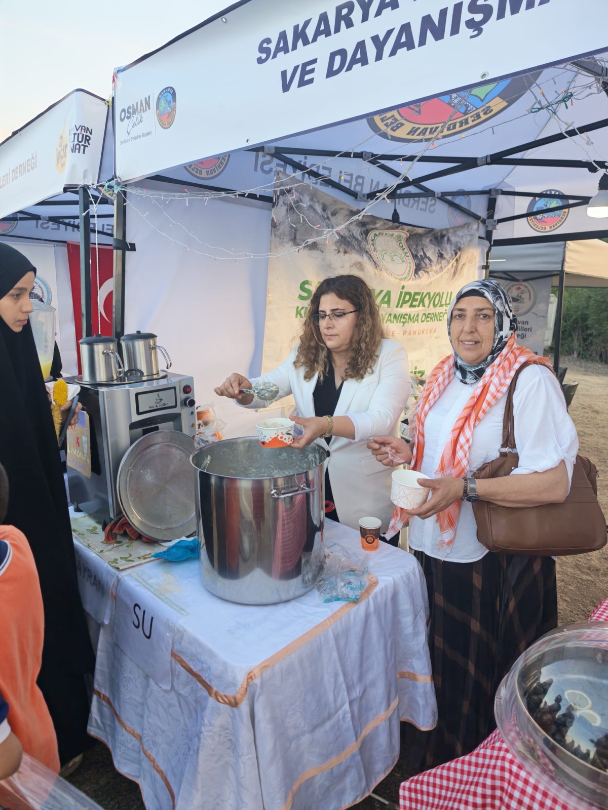 Serdivan Belediyesi tarafından bu yıl ikincisi düzenlenen geleneksel Serdivan İncir Festivali, Kırantepe'de (Paraşüt Tepe) görkemli bir törenle başladı. 4-5-6 Eylül tarihleri arasında müzik, eğlence ve kültürel buluşmalar..