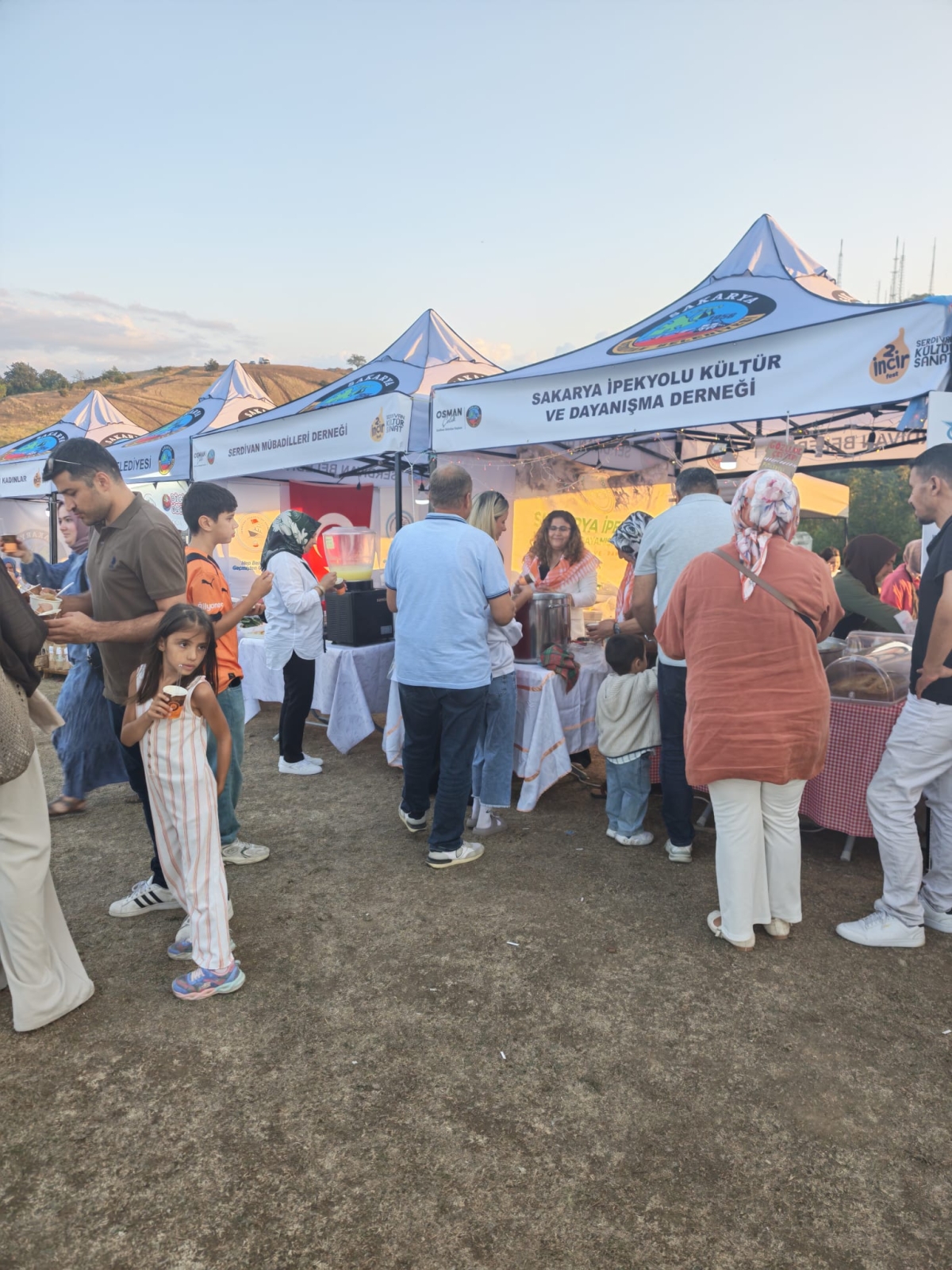Serdivan Belediyesi tarafından bu yıl ikincisi düzenlenen geleneksel Serdivan İncir Festivali, Kırantepe'de (Paraşüt Tepe) görkemli bir törenle başladı. 4-5-6 Eylül tarihleri arasında müzik, eğlence ve kültürel buluşmalar..