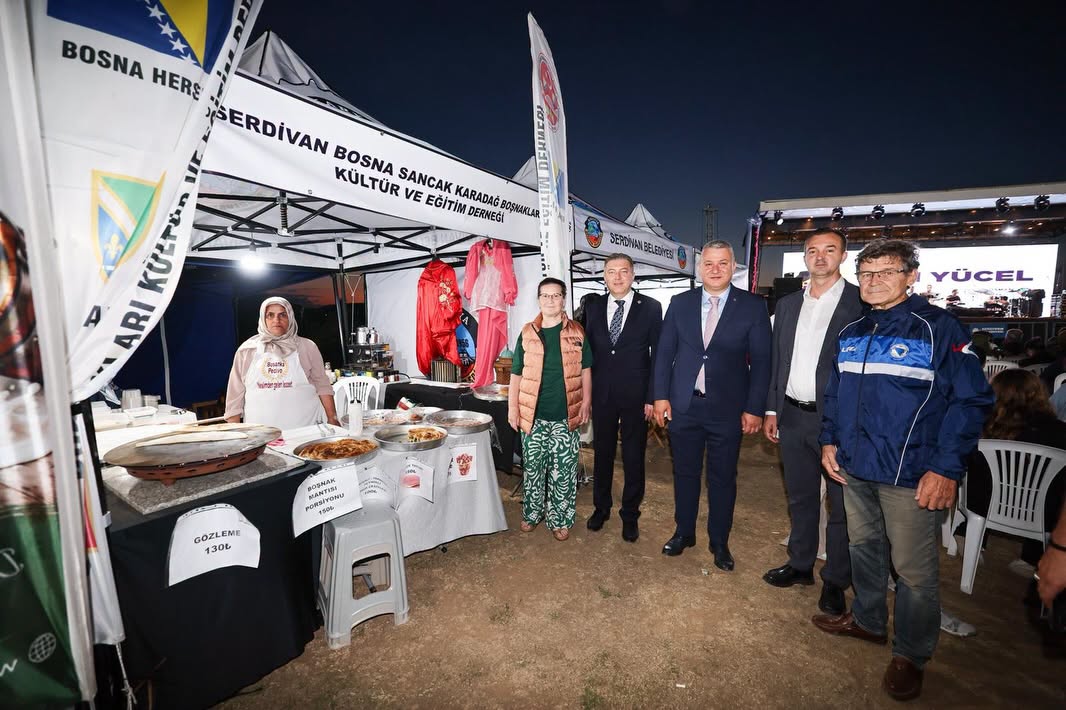 Serdivan Belediyesi tarafından bu yıl ikincisi düzenlenen geleneksel Serdivan İncir Festivali, Kırantepe'de (Paraşüt Tepe) görkemli bir törenle başladı. 4-5-6 Eylül tarihleri arasında müzik, eğlence ve kültürel buluşmalar..