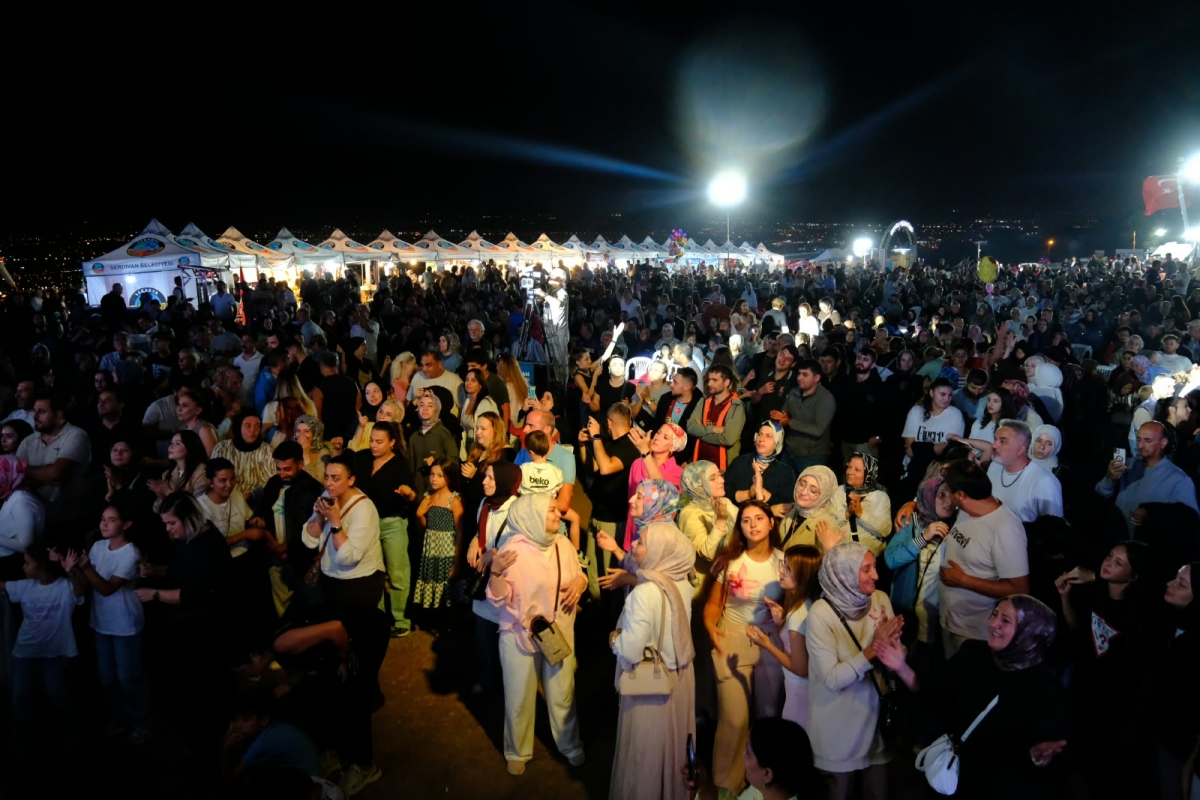 Serdivan Belediyesi tarafından bu yıl ikincisi düzenlenen geleneksel Serdivan İncir Festivali, Kırantepe'de (Paraşüt Tepe) görkemli bir törenle başladı. 4-5-6 Eylül tarihleri arasında müzik, eğlence ve kültürel buluşmalar..