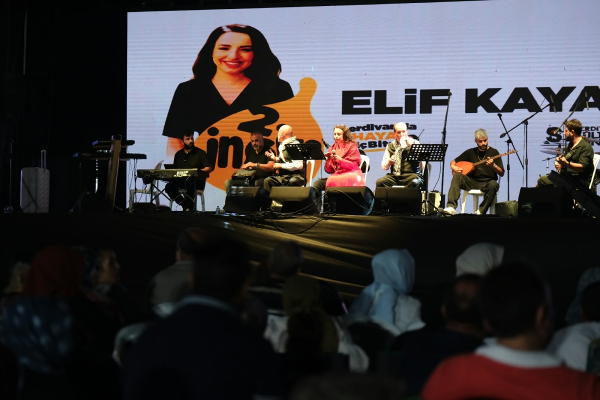 Serdivan Belediyesi tarafından bu yıl ikincisi düzenlenen geleneksel Serdivan İncir Festivali, Kırantepe'de (Paraşüt Tepe) görkemli bir törenle başladı. 4-5-6 Eylül tarihleri arasında müzik, eğlence ve kültürel buluşmalar..