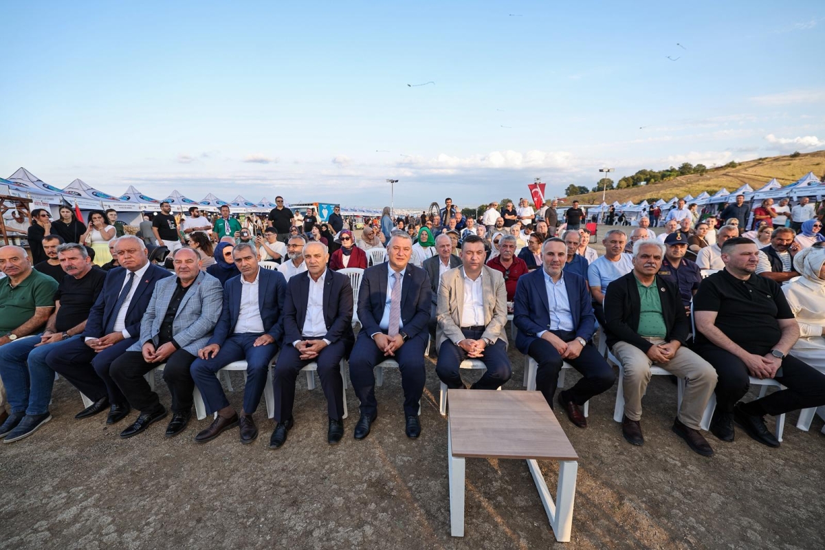 Serdivan Belediyesi tarafından bu yıl ikincisi düzenlenen geleneksel Serdivan İncir Festivali, Kırantepe'de (Paraşüt Tepe) görkemli bir törenle başladı. 4-5-6 Eylül tarihleri arasında müzik, eğlence ve kültürel buluşmalar..