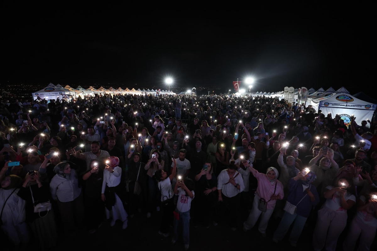 Serdivan Belediyesi tarafından bu yıl ikincisi düzenlenen geleneksel Serdivan İncir Festivali, Kırantepe'de (Paraşüt Tepe) görkemli bir törenle başladı. 4-5-6 Eylül tarihleri arasında müzik, eğlence ve kültürel buluşmalar..