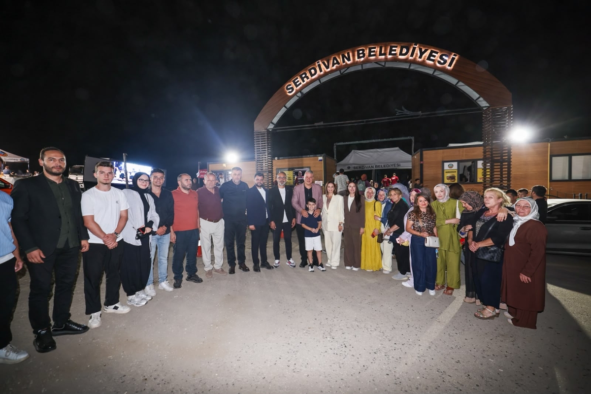 Serdivan Belediyesi tarafından bu yıl ikincisi düzenlenen geleneksel Serdivan İncir Festivali, Kırantepe'de (Paraşüt Tepe) görkemli bir törenle başladı. 4-5-6 Eylül tarihleri arasında müzik, eğlence ve kültürel buluşmalar..