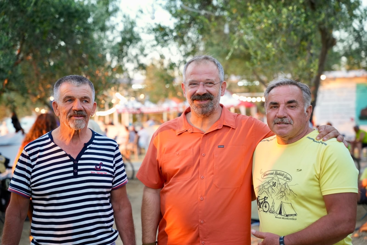Balıkesir’in saklı cenneti, zeytin ağaçlarının gölgesindeki Ege incisi Gömeç, düşman işgalinden kurtuluşunun 104. yıl dönümünü muazzam etkinliklerle kutladı. 4-6 Eylül tarihleri arasında düzenlenen geleneksel Bisiklet Şenliği