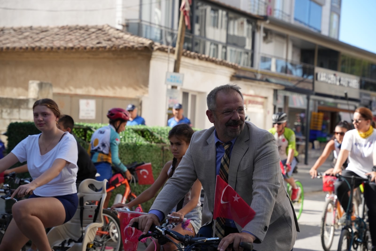Balıkesir’in saklı cenneti, zeytin ağaçlarının gölgesindeki Ege incisi Gömeç, düşman işgalinden kurtuluşunun 104. yıl dönümünü muazzam etkinliklerle kutladı. 4-6 Eylül tarihleri arasında düzenlenen geleneksel Bisiklet Şenliği