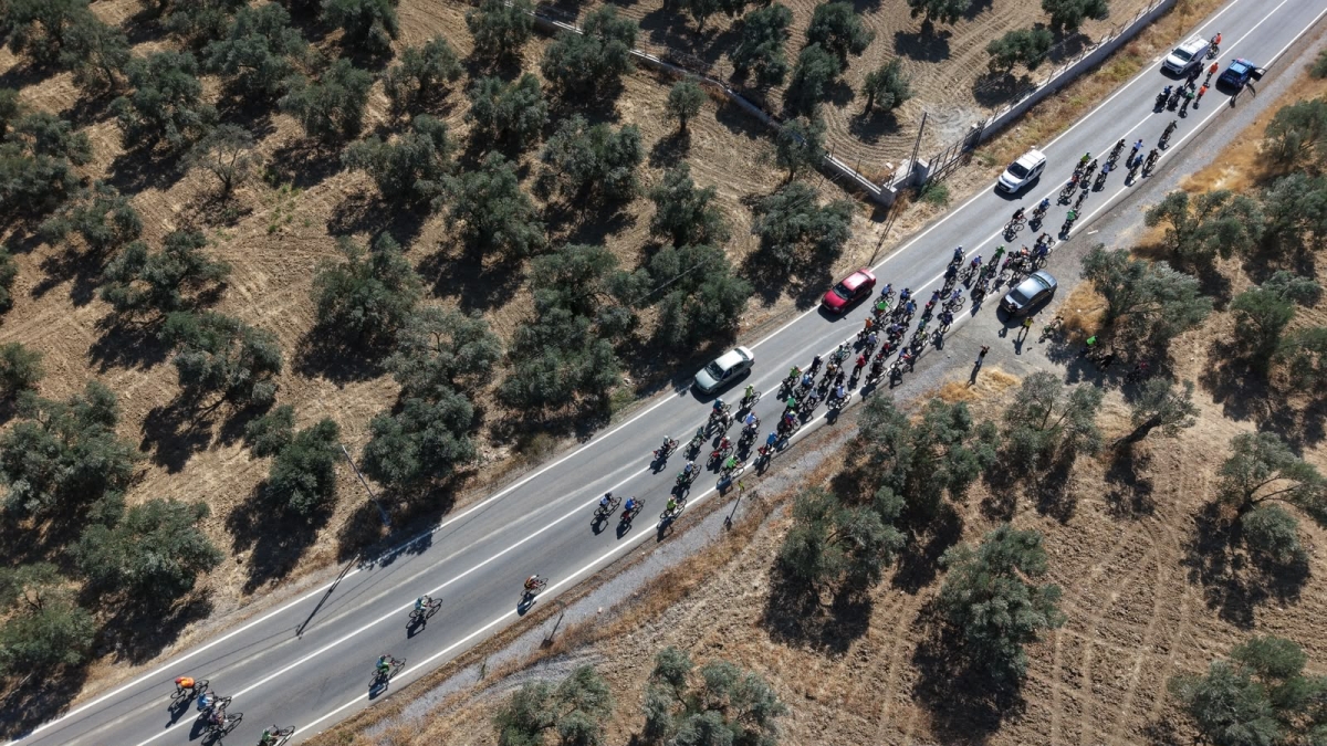 Balıkesir’in saklı cenneti, zeytin ağaçlarının gölgesindeki Ege incisi Gömeç, düşman işgalinden kurtuluşunun 104. yıl dönümünü muazzam etkinliklerle kutladı. 4-6 Eylül tarihleri arasında düzenlenen geleneksel Bisiklet Şenliği