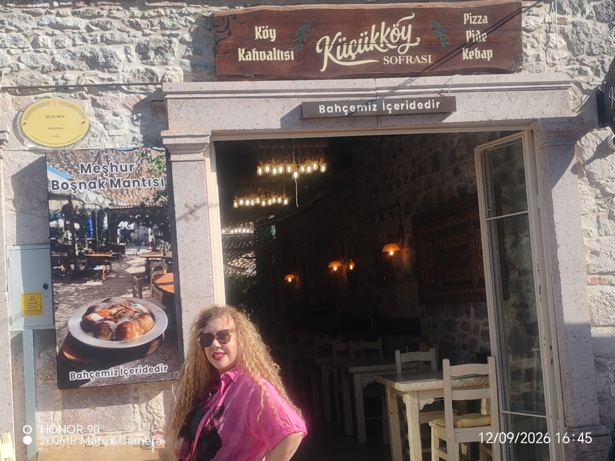 Fısıltı Haberleri ekibi olarak bu kez gezi rotamızı tarih, sanat ve gastronomi merkezi olan; eski adıyla Yeniçarohori (Yeniçeri Evi), bugünkü adıyla ise Küçükköy’e çevirdik. İŞTE GÜNÜN ÖNE ÇIKAN FOTOĞRAF KARELERİ