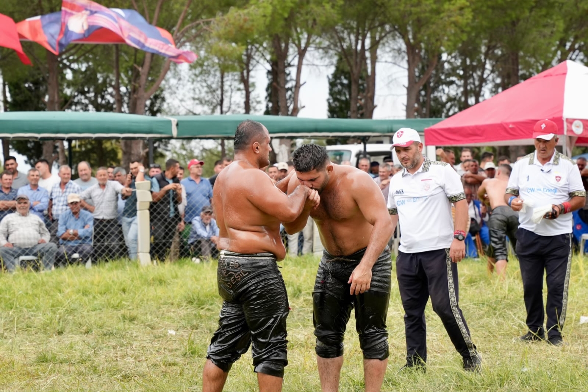 Ata sporumuz yağlı güreşin en heyecanlı adreslerinden biri olan Balıkesir’in Gömeç ilçesi, coşku dolu bir güreş şölenine imza attı. Ulubeyler Mahallesi Yağlı Pehlivan Güreş Alanı’nda bu yıl beşincisi düzenlendi. 