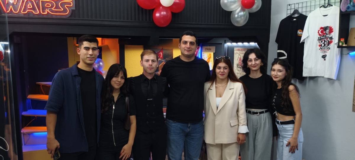 Sakarya iş, siyaset ve basın dünyasını buluşturan görkemli bir açılışa sahne olan İmza Ajans’ın kurucularından İlyas Emirhan Okşil, törene damga vuran sürpriz bir kararla Yeni Parti’ye katıldı. Başarılı siyasetçi Nalan Yedekç