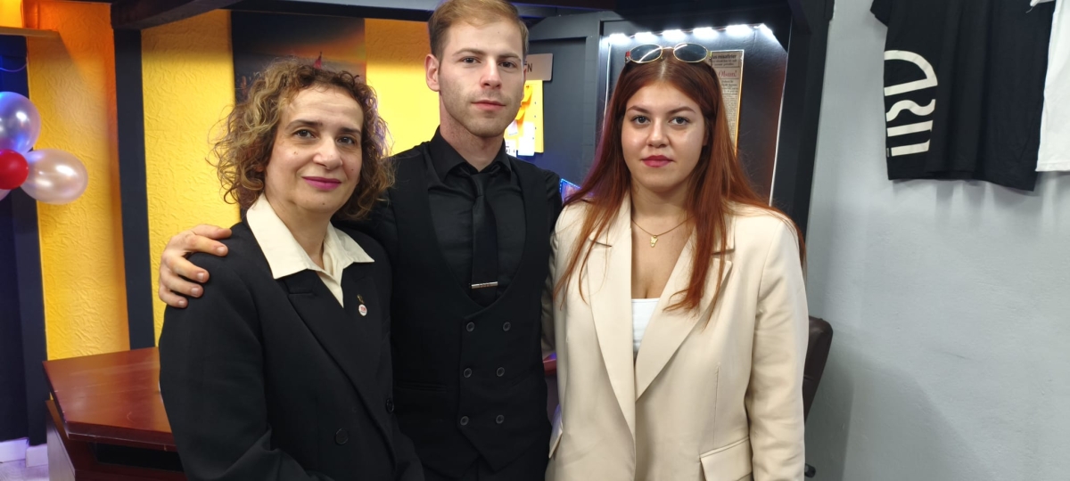 Sakarya iş, siyaset ve basın dünyasını buluşturan görkemli bir açılışa sahne olan İmza Ajans’ın kurucularından İlyas Emirhan Okşil, törene damga vuran sürpriz bir kararla Yeni Parti’ye katıldı. Başarılı siyasetçi Nalan Yedekç