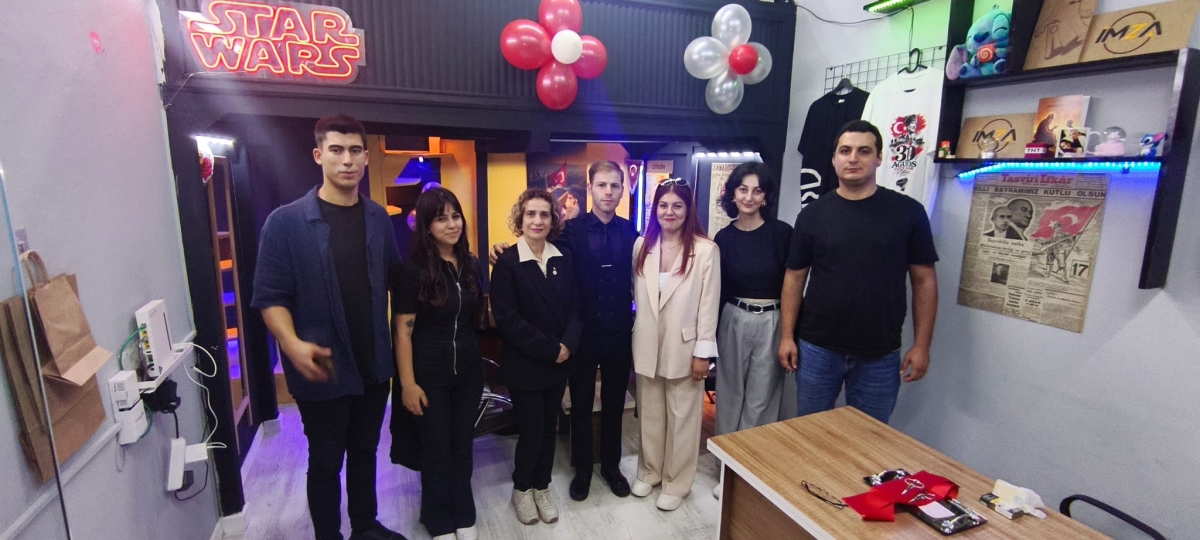 Sakarya iş, siyaset ve basın dünyasını buluşturan görkemli bir açılışa sahne olan İmza Ajans’ın kurucularından İlyas Emirhan Okşil, törene damga vuran sürpriz bir kararla Yeni Parti’ye katıldı. Başarılı siyasetçi Nalan Yedekç