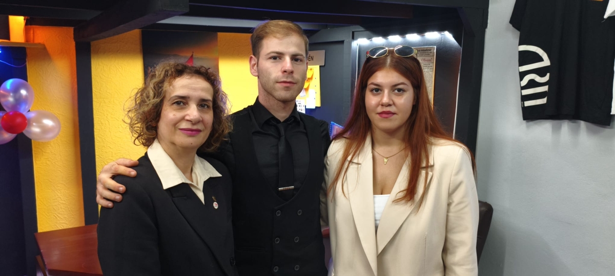 Sakarya iş, siyaset ve basın dünyasını buluşturan görkemli bir açılışa sahne olan İmza Ajans’ın kurucularından İlyas Emirhan Okşil, törene damga vuran sürpriz bir kararla Yeni Parti’ye katıldı. Başarılı siyasetçi Nalan Yedekç
