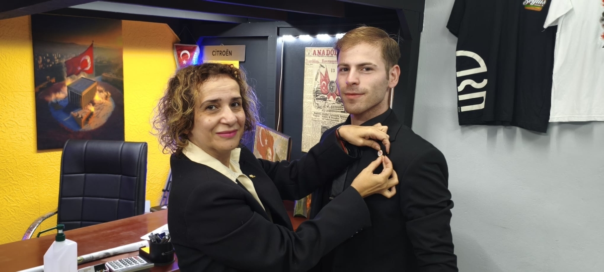 Sakarya iş, siyaset ve basın dünyasını buluşturan görkemli bir açılışa sahne olan İmza Ajans’ın kurucularından İlyas Emirhan Okşil, törene damga vuran sürpriz bir kararla Yeni Parti’ye katıldı. Başarılı siyasetçi Nalan Yedekç