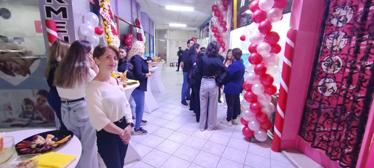 Sakarya iş, siyaset ve basın dünyasını buluşturan görkemli bir açılışa sahne olan İmza Ajans’ın kurucularından İlyas Emirhan Okşil, törene damga vuran sürpriz bir kararla Yeni Parti’ye katıldı. Başarılı siyasetçi Nalan Yedekç