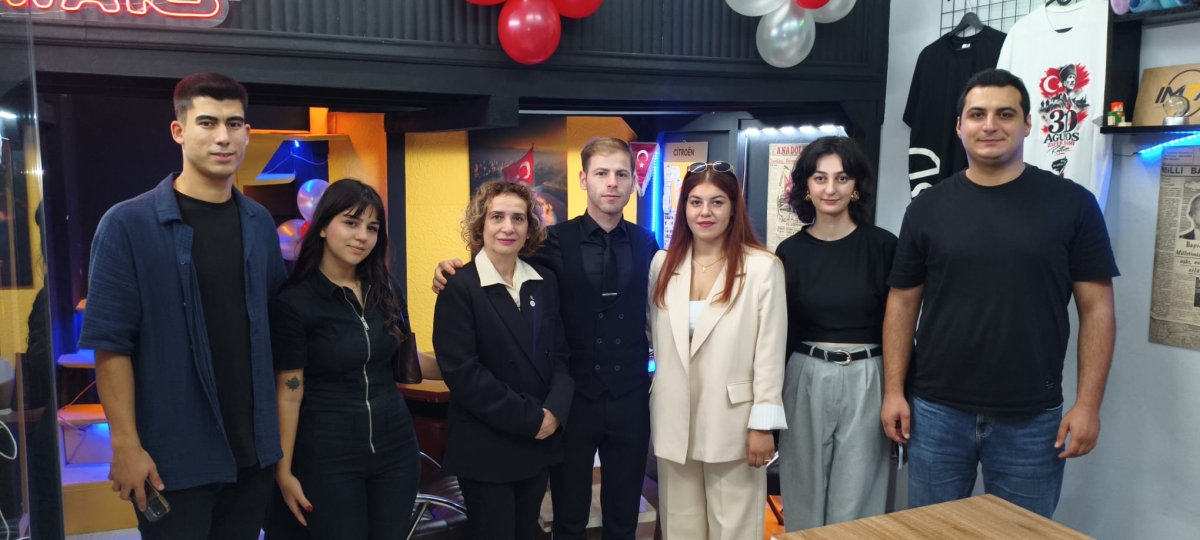 Sakarya iş, siyaset ve basın dünyasını buluşturan görkemli bir açılışa sahne olan İmza Ajans’ın kurucularından İlyas Emirhan Okşil, törene damga vuran sürpriz bir kararla Yeni Parti’ye katıldı. Başarılı siyasetçi Nalan Yedekç