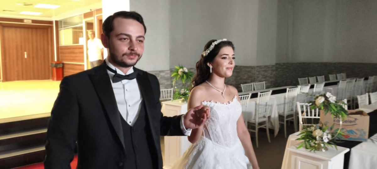 Mutluluğa İmzayı Attılar: Edanur & Kadir Enes Evlendi! SAÇSED Sakarya Sağlık Çalışanları ve Emeklileri Derneği Başkanı Mahmure Çolak’ın biricik oğlu Kadir Enes ile Edanur, Sakarya’da düzenlenen görkemli bir nikah töreniyle ha