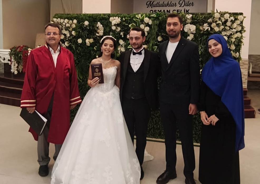 Mutluluğa İmzayı Attılar: Edanur & Kadir Enes Evlendi! SAÇSED Sakarya Sağlık Çalışanları ve Emeklileri Derneği Başkanı Mahmure Çolak’ın biricik oğlu Kadir Enes ile Edanur, Sakarya’da düzenlenen görkemli bir nikah töreniyle ha