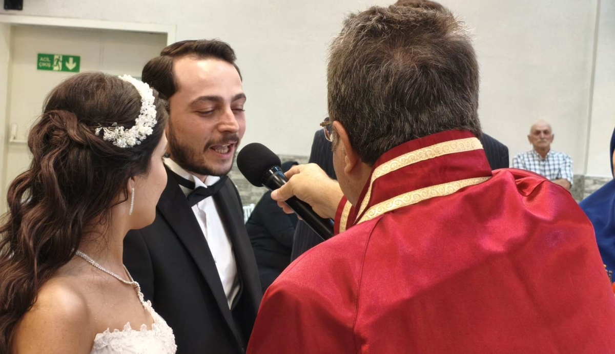 Mutluluğa İmzayı Attılar: Edanur & Kadir Enes Evlendi! SAÇSED Sakarya Sağlık Çalışanları ve Emeklileri Derneği Başkanı Mahmure Çolak’ın biricik oğlu Kadir Enes ile Edanur, Sakarya’da düzenlenen görkemli bir nikah töreniyle ha