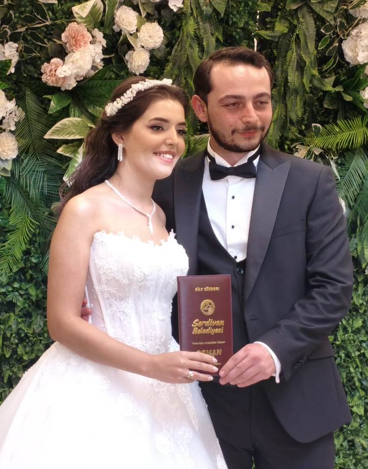 Mutluluğa İmzayı Attılar: Edanur & Kadir Enes Evlendi! SAÇSED Sakarya Sağlık Çalışanları ve Emeklileri Derneği Başkanı Mahmure Çolak’ın biricik oğlu Kadir Enes ile Edanur, Sakarya’da düzenlenen görkemli bir nikah töreniyle ha