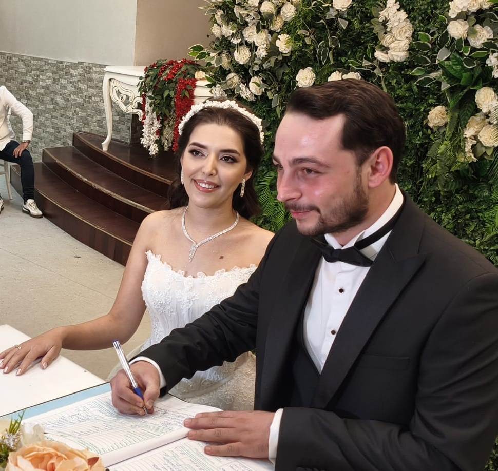 Mutluluğa İmzayı Attılar: Edanur & Kadir Enes Evlendi! SAÇSED Sakarya Sağlık Çalışanları ve Emeklileri Derneği Başkanı Mahmure Çolak’ın biricik oğlu Kadir Enes ile Edanur, Sakarya’da düzenlenen görkemli bir nikah töreniyle ha