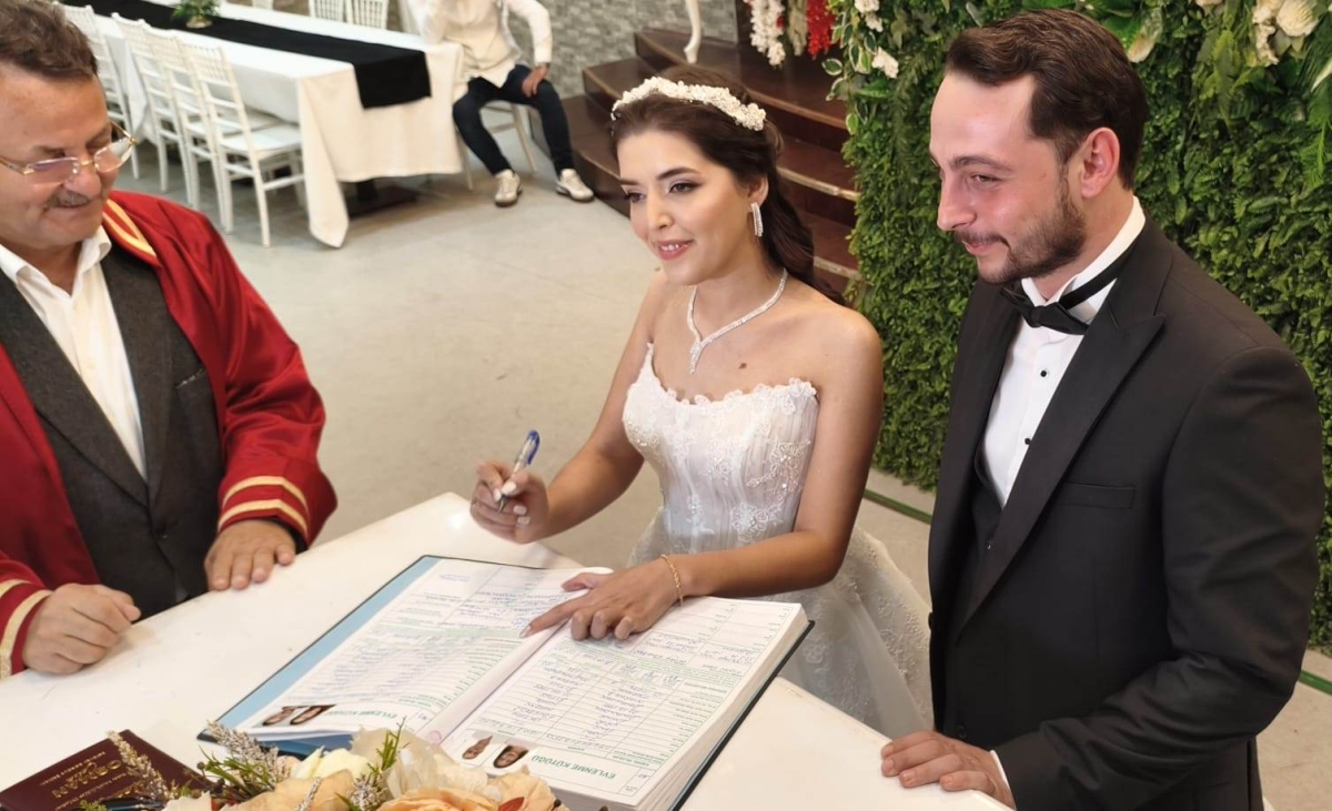 Mutluluğa İmzayı Attılar: Edanur & Kadir Enes Evlendi! SAÇSED Sakarya Sağlık Çalışanları ve Emeklileri Derneği Başkanı Mahmure Çolak’ın biricik oğlu Kadir Enes ile Edanur, Sakarya’da düzenlenen görkemli bir nikah töreniyle ha