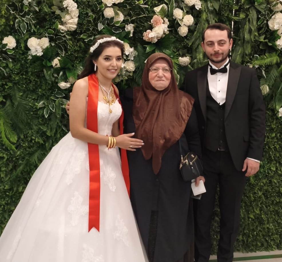 Mutluluğa İmzayı Attılar: Edanur & Kadir Enes Evlendi! SAÇSED Sakarya Sağlık Çalışanları ve Emeklileri Derneği Başkanı Mahmure Çolak’ın biricik oğlu Kadir Enes ile Edanur, Sakarya’da düzenlenen görkemli bir nikah töreniyle ha
