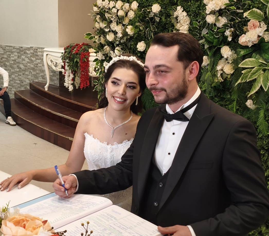Mutluluğa İmzayı Attılar: Edanur & Kadir Enes Evlendi! SAÇSED Sakarya Sağlık Çalışanları ve Emeklileri Derneği Başkanı Mahmure Çolak’ın biricik oğlu Kadir Enes ile Edanur, Sakarya’da düzenlenen görkemli bir nikah töreniyle ha