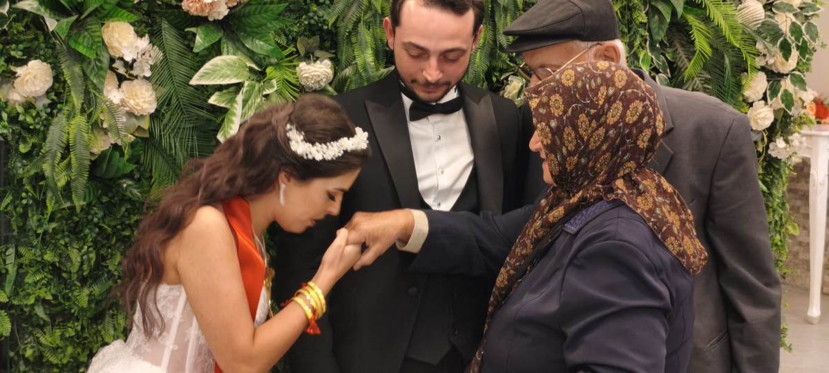 Mutluluğa İmzayı Attılar: Edanur & Kadir Enes Evlendi! SAÇSED Sakarya Sağlık Çalışanları ve Emeklileri Derneği Başkanı Mahmure Çolak’ın biricik oğlu Kadir Enes ile Edanur, Sakarya’da düzenlenen görkemli bir nikah töreniyle ha