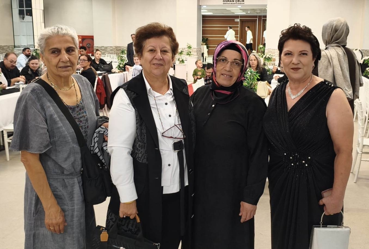 Mutluluğa İmzayı Attılar: Edanur & Kadir Enes Evlendi! SAÇSED Sakarya Sağlık Çalışanları ve Emeklileri Derneği Başkanı Mahmure Çolak’ın biricik oğlu Kadir Enes ile Edanur, Sakarya’da düzenlenen görkemli bir nikah töreniyle ha