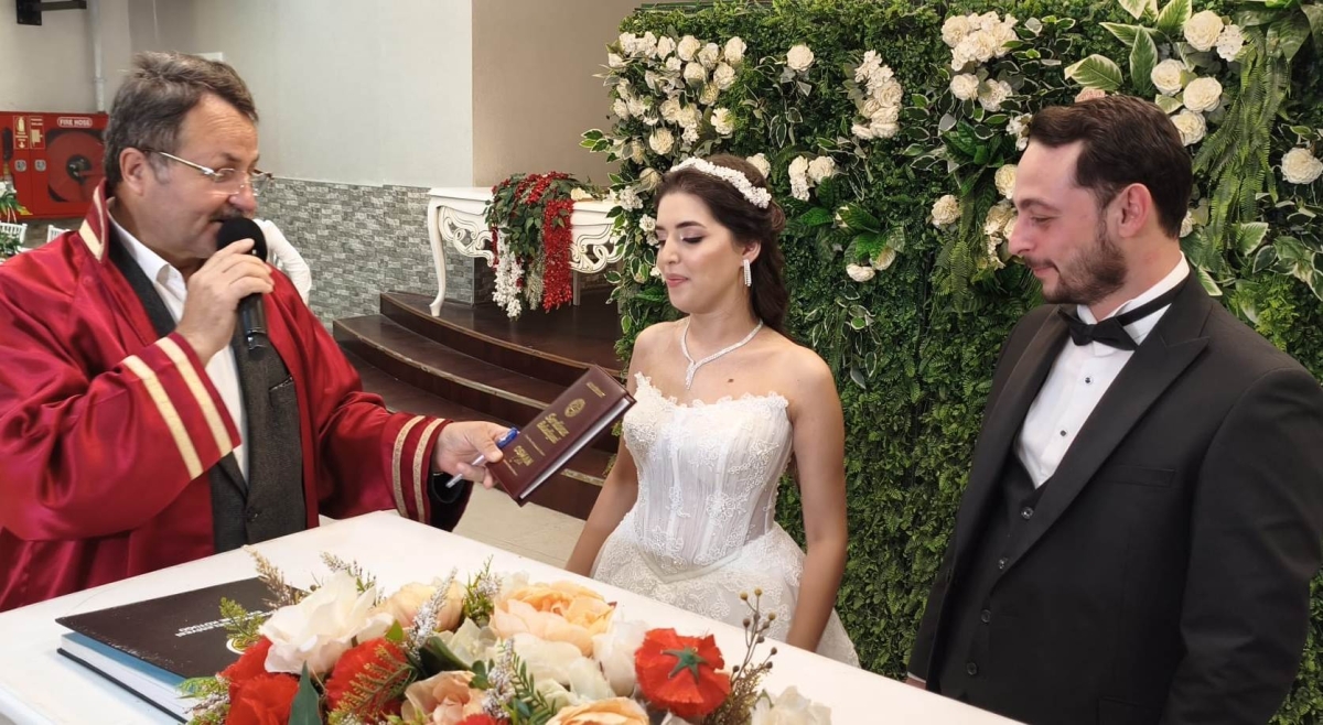 Mutluluğa İmzayı Attılar: Edanur & Kadir Enes Evlendi! SAÇSED Sakarya Sağlık Çalışanları ve Emeklileri Derneği Başkanı Mahmure Çolak’ın biricik oğlu Kadir Enes ile Edanur, Sakarya’da düzenlenen görkemli bir nikah töreniyle ha