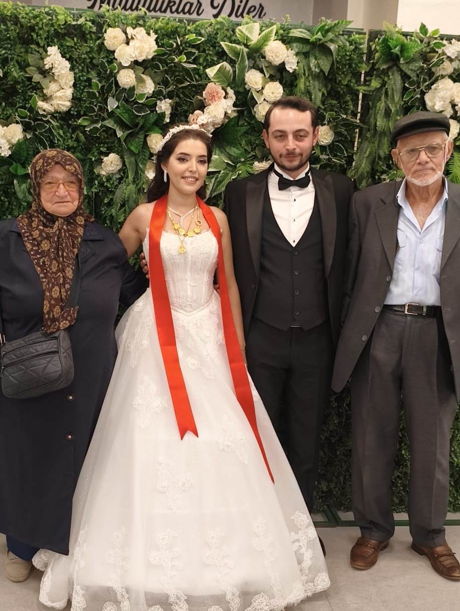Mutluluğa İmzayı Attılar: Edanur & Kadir Enes Evlendi! SAÇSED Sakarya Sağlık Çalışanları ve Emeklileri Derneği Başkanı Mahmure Çolak’ın biricik oğlu Kadir Enes ile Edanur, Sakarya’da düzenlenen görkemli bir nikah töreniyle ha
